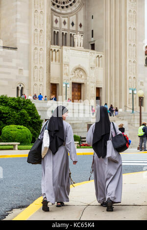 Washington DC, Basilica del Santuario Nazionale dell'Immacolata Concezione, cattolico, chiesa, religione, esterno, suora, abitudine religiosa, DC170525033 Foto Stock