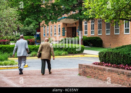 Washington DC,Howard University,storicamente Black College,campus,istruzione superiore,uomo nero maschio,a piedi,insegnante,professore,DC170525043 Foto Stock