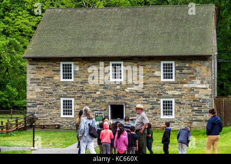 Washington DC, Rock Creek Park, parco urbano, Peirce Mill, edificio storico, mulino a grristi ad acqua, esterno, parco ranger, ragazzi, maschio bambini bambini chil Foto Stock