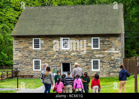 Washington DC, District of Columbia, Rock Creek Park, parco urbano, Peirce Mill, edificio storico, mulino ad acqua, esterno, parco ranger, ragazzi, mal Foto Stock