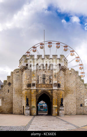 La parte di Bargate delle mura della città vecchia di Southampton, che un'epoca era una porta medievale per la città di Southampton, Inghilterra, Regno Unito Foto Stock
