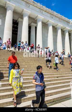 Washington DC, District of Columbia, National Mall, Lincoln Memorial, monumento, Asian Asians etnia immigranti minoranza, adulti adulti uomini maschi Foto Stock