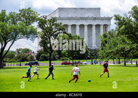 Washington DC, National Mall, Lincoln Memorial, monumento, parco, prato, uomini, gioco, calcio, DC170527038 Foto Stock