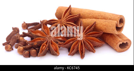 Alcuni cannella aromatica con anice stellato e i chiodi di garofano su sfondo bianco Foto Stock