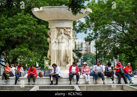 Washington DC, Dupont Circle, fontana, uomo nero uomini maschio, donna donne, seduta, DC170527118 Foto Stock