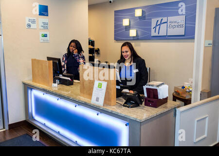 Maryland,Silver Spring,Holiday Inn Express,hotel,reception check in ricevimento prenotazioni registrazione registrazione registro,donne donne nere Foto Stock