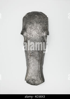 Shaffron (testa di cavallo per la difesa), XVI secolo, iraniana, acciaio, H. 23 1/4 in. (59,1 cm), Equipment-Shaffrons equestre Foto Stock