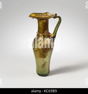 Caraffa di vetro con bordo di trifoglio, tardo imperiale, 4th-V secolo D.C., romana, vetro soffiato e trainate, complessivo: 5 3/8 poll. (13.7cm Foto Stock