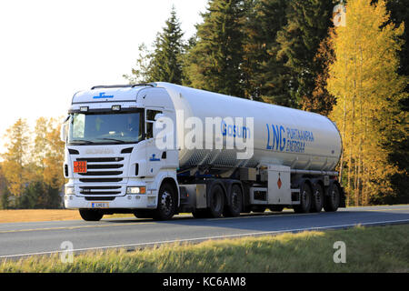 Humppila, Finlandia - 29 settembre 2017: bianco scania r480 semi autobotte di Simeone cale gasum gas naturale liquefatto al tramonto in autunno. lng è Foto Stock