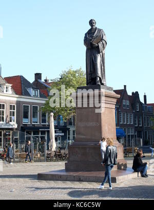 Statua del rinomato del xvii secolo olandese di giurista e filosofo Hugo de Groot (Grotius () sulla centrale Piazza Markt nella sua nativa Delft, Paesi Bassi. Foto Stock