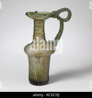 Caraffa di vetro con bordo di trifoglio, fine 4th-mid-5secolo A.d Foto Stock