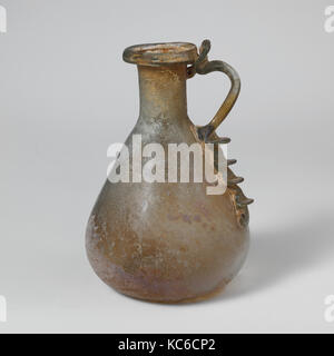 Caraffa di vetro, inizio a metà imperiale, 1st-II secolo D.C., romana, vetro soffiato e cesellata, 3 5/8 in. (9.3 cm), vetro, piccola Foto Stock