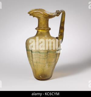 Caraffa di vetro con bordo di trifoglio, tardo imperiale, 4th-V secolo D.C., romana, vetro soffiato, cesellata e trainate, H. 5 3/16 in. (13.2 Foto Stock