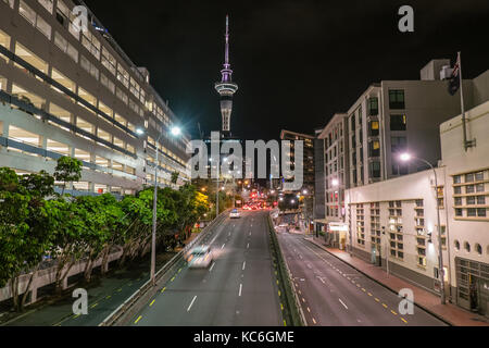 Notte tempo cityscape di Hobson Street, vicino al porto di Viaduct, Auckland, Nuova Zelanda, nz - strade vuote con taxi in movimento Foto Stock