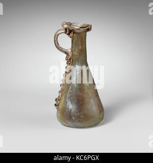 Caraffa di vetro, inizio a metà imperiale, 1st-II secolo D.C., romana, vetro soffiato, Altezza: 4 1/16". (10.3cm), vetro, Traslucido Foto Stock