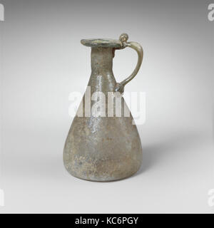 Caraffa di vetro, inizio a metà imperiale, 1st-II secolo D.C., romana, vetro soffiato, Altezza: 4 a. (10,2 cm), vetro, traslucido pale Foto Stock