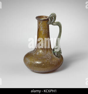 Caraffa di vetro, inizio a metà imperiale, 1st-II secolo D.C., romana, vetro soffiato, complessivo: 3 5/16 in. (8.4Cm), vetro, Traslucido Foto Stock