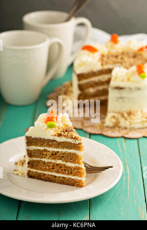 Pezzo di torta di carote con glassa di formaggio cremoso Foto Stock