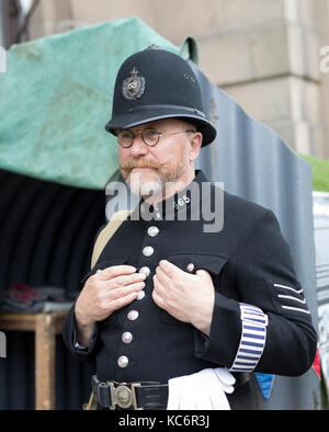 Gentiluomo vestito con l'uniforme vintage della polizia del 1940 Foto Stock