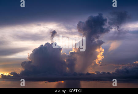 Storm cloud al tramonto Foto Stock