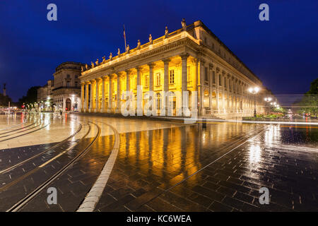 Francia, nouvelle-Aquitaine, bordeaux, il Grand Theatre de Bordeaux durante la notte in caso di pioggia Foto Stock