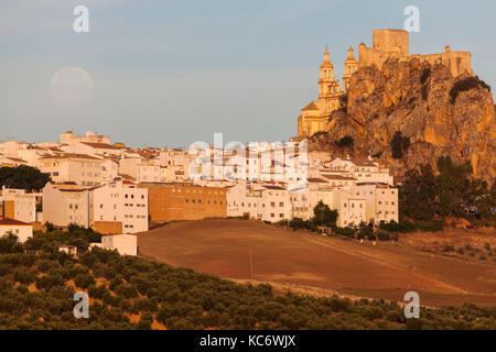 Spagna, Andalusia, olvera, townscape con il sorgere della luna Foto Stock