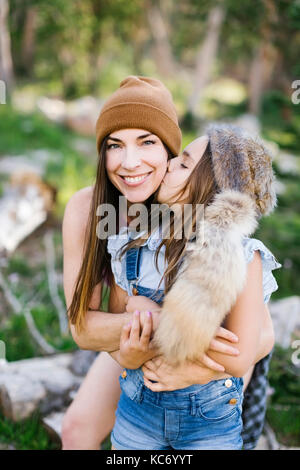 Ritratto di madre in figlia (8-9) escursioni nella foresta Foto Stock