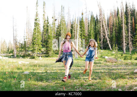 Madre e figlia (8-9) escursioni nella foresta Foto Stock