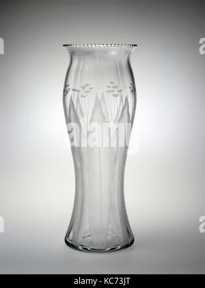 Vaso, 1905-15, realizzati in bianco Mills, Pennsylvania, Stati Uniti, americano, bruciato e vetro acidato, H. 14 1/4 in. (36,2 cm); Diam. Foto Stock