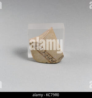 Frammento di vaso, Late Helladic IIIA, ca. 1400-1300 A.C., micenee, terracotta, 1 1/2 × 1 1/2 × 1/8 in. (3,8 × 3,8 × 0,4 cm), un vaso Foto Stock