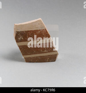Frammento di vaso, Late Helladic IIIA, ca. 1400-1300 A.C., micenee, terracotta, 1 15/16 × 1 3/4 × 1/4 in. (4,9 × 4,4 × 0,7 cm Foto Stock