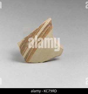Frammento di vaso, Late Helladic IIIA, ca. 1400-1300 A.C., micenee, terracotta, 2 × 2 × 5/16 3/16 in. (5,1 × 5,8 × 0,5 cm), di vasi Foto Stock