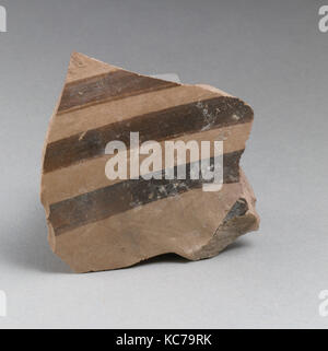 Frammento di vaso, Late Helladic IIIA, ca. 1400-1300 A.C., micenee, terracotta, 3 1/16 × 2 × 3/4 7/16 in. (7,8 × 6,9 × 1,1 cm Foto Stock