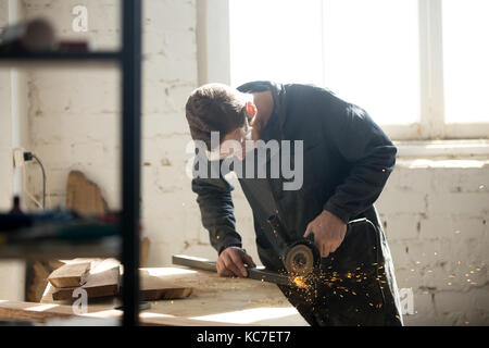 Artigiano rende proprio successo della piccola azienda Foto Stock