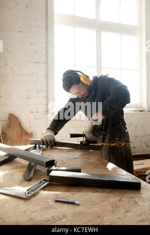 Artigiano che fa il suo nuovo progetto in officina Foto Stock