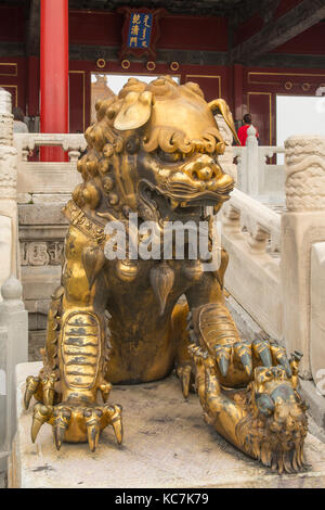 Golden Lion nella hall di preservare l'armonia nella Città Proibita di Pechino, Cina Foto Stock