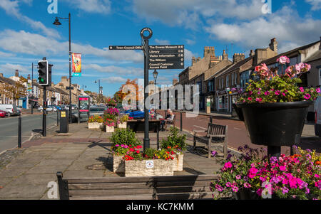 Fiori colorati in vasche e autunno tinte in Galgate, nel mercato comune di Barnard Castle, Teesdale, UK Settembre 2017 Foto Stock