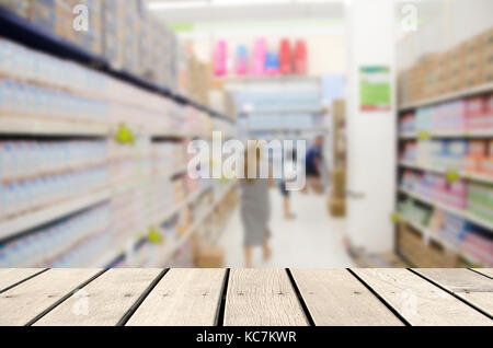 Legno tavolo astratto image blur dipartimento di latte per lo sfondo - Utilizzare lo sfondo per la visualizzazione del prodotto montage. Foto Stock