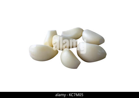 Sbucciate l'aglio isolati su sfondo bianco. Foto Stock