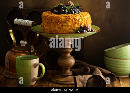 Miele torta a strati con la caramella e bacche Foto Stock