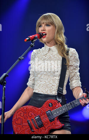 Atlanta, GA - 18 APRILE: Taylor Swift, vincitore di sette Grammy (13 dicembre 1989), si esibisce Nella RED Tour presso la Philips Arena il 18 aprile 2013 ad Atlanta, Georgia. Persone: Taylor Swift Transmission Ref: Flxx Hoo-Me.com / Mediapunch Foto Stock