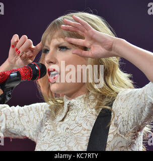 Atlanta, GA - 18 APRILE: Taylor Swift, vincitore di sette Grammy (13 dicembre 1989), si esibisce Nella RED Tour presso la Philips Arena il 18 aprile 2013 ad Atlanta, Georgia. Persone: Taylor Swift Transmission Ref: Flxx Hoo-Me.com / Mediapunch Foto Stock