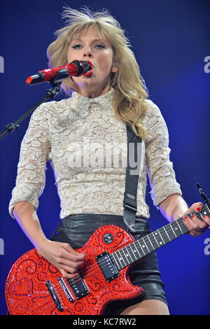 Atlanta, GA - 18 APRILE: Taylor Swift, vincitore di sette Grammy (13 dicembre 1989), si esibisce Nella RED Tour presso la Philips Arena il 18 aprile 2013 ad Atlanta, Georgia. Persone: Taylor Swift Transmission Ref: Flxx Hoo-Me.com / Mediapunch Foto Stock