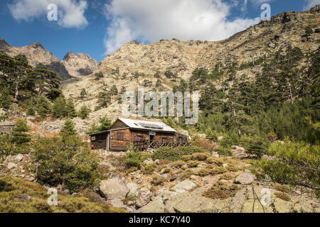PAGLIA ORBA, NEI PRESSI DI ALBERTACCE, CORSICA - LUGLIO 2017. Bergerie de Ballone a paglia Orba sul sentiero GR20 in Corsica Foto Stock