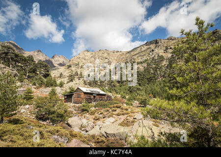 PAGLIA ORBA, NEI PRESSI DI ALBERTACCE, CORSICA - LUGLIO 2017. Bergerie de Ballone a paglia Orba sul sentiero GR20 in Corsica Foto Stock