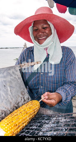 Chaweng Beach Ko Samui, vendor di mais alla griglia, Thailandia Foto Stock