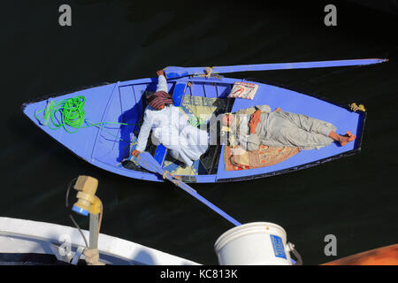 Venditore di souvenir con una barca a remi sul Nilo, Alto Egitto Foto Stock