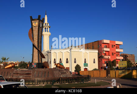 Rotonda e moschea nel centro di Luxor, africa, Alto Egitto Foto Stock