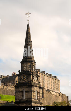 La guglia di St Cuthbert, con il castello di Edimburgo in background, Scotland, Regno Unito Foto Stock