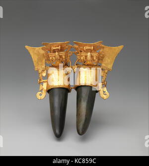 Doppio Bat-Head figura pendente, 12th-XIV secolo, Panama, Parita, oro, greenstone, H. 4 1/2 in. (11,43 cm), Metal-Ornaments Foto Stock